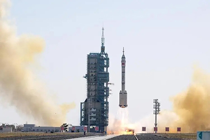 神舟十七號(hào)載人飛船于2023年10月26日11時(shí)13分從酒泉衛(wèi)星發(fā)射中心成功升空。這一重大事件標(biāo)志著我們中國(guó)航天事業(yè)邁向了新的里程碑，再次向全世界展示了中國(guó)在航天領(lǐng)域的強(qiáng)大實(shí)力和卓越能力。